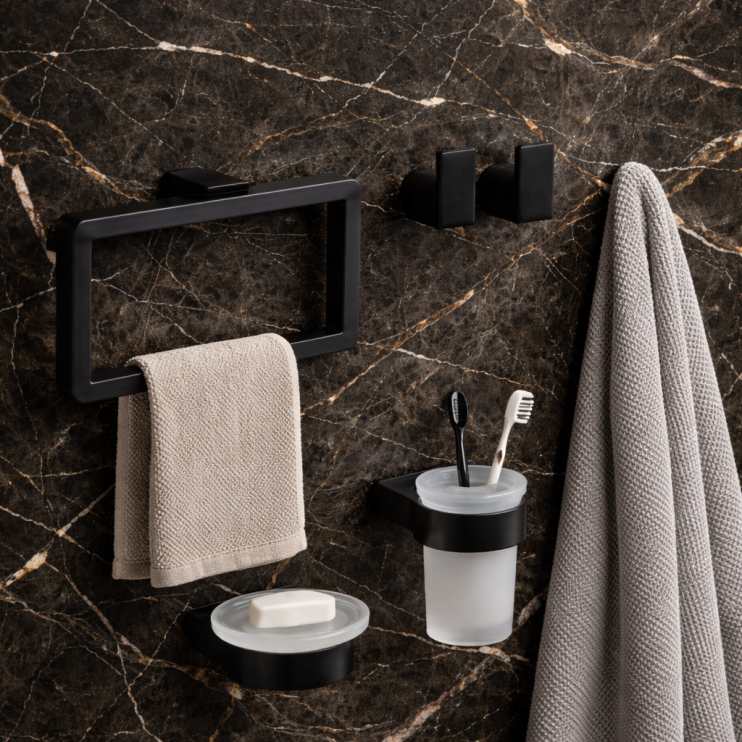 Pirenei in Black Accessories