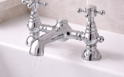 Traditional Bathroom Tap in Chrome and Gold